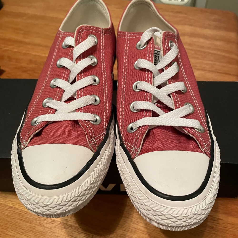 Converse men’s 4 women’s 6